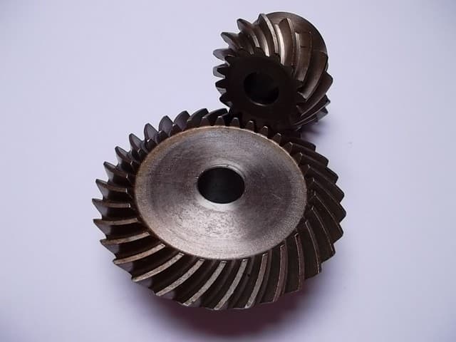 Engrenage conique à dentures spirales